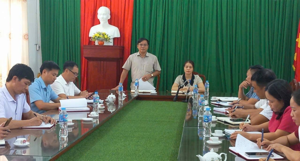 Đ/c Trần Văn Vỵ - Bí thư Đảng ủy, Chủ tịch HĐND xã triển khai nhiệm vụ tại Hội nghị